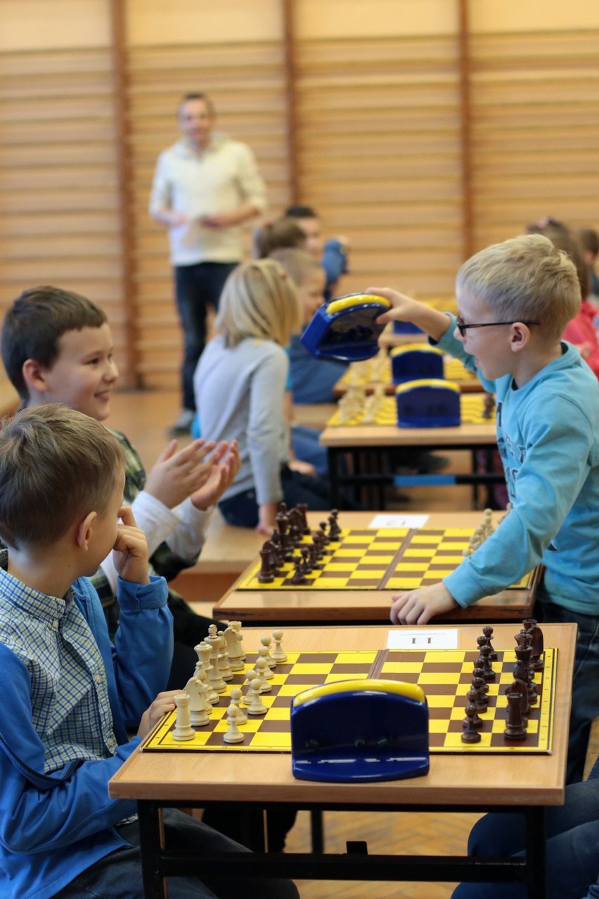 Uczniowie podstawówek grali w szachy (wideo, zdjęcia)
