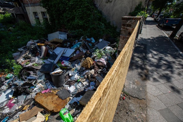 Zdaje się, że to pierwszy krok to oczyszczenia terenu, który w Bydgoszczy od lat funkcjonuje jako dzikie wysypisko. Niedawno posesja została zagrodzona drewnianą płytą. Wkrótce ma być również uprzątnięta.  Wygląda na to, że mieszkańcy okolic Mazowieckiej 6 po kilku latach wreszcie pozbędą się mało estetycznego, a latem również śmierdzącego problemu. Na razie - przynajmniej częściowo - przestali go widzieć, bo posesja kilka tygodni temu została ogrodzona i zamknięta. Na czyj wniosek? Historia jest długa. -  20 maja tego roku Powiatowy Inspektor Nadzoru Budowlanego dla miasta Bydgoszczy wydał decyzję administracyjną na kuratora spadku,  nakazującą zabezpieczenie nieruchomości - informuje Renata Flizikowska, kierownik referatu ochrony wód, powietrza i ziemi w Wydziale Zintegrowanego Rozwoju Urzędu Miasta. - 4 czerwca natomiast prezydent  Bydgoszczy wszczął wobec kuratora spadku postępowanie administracyjne w przedmiocie nakazania usunięcia odpadów zmagazynowanych na terenie nieruchomości - kontynuuje pani kierownik. - Dwa dni później w odpowiedzi na pismo prezydenta kurator poinformował, że nieruchomość, zgodnie z decyzją inspektora budowlanego,  została zabezpieczona przez osobę prywatną, która jest zainteresowana  jej kupnem - dodaje.Jak ustaliliśmy, kurator nieruchomości poinformował również, że w Sądzie Rejonowym w Szubinie Wydział I Cywilny złożył wniosek o wyrażenie zgody na sprzedaż nieruchomości wchodzącej w skład spadku. Kiedy zatem znikną śmieci, które wciąż zalegają na posesji? -  W związku z wszczętym postępowaniem o nakazanie usunięcia odpadów kolejnym krokiem będzie przeprowadzenie oględzin nieruchomości - mówi Renata Flizikowska.