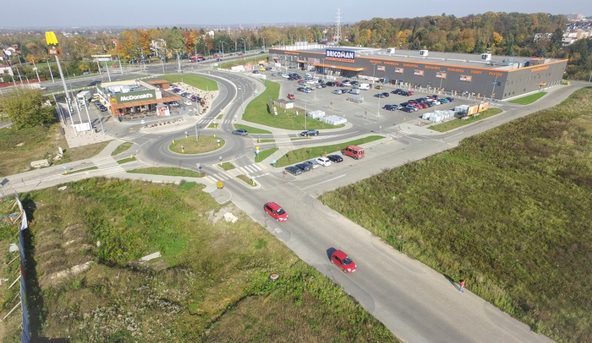 Park handlowy na Węglinie. Decathlon rośnie i szuka ludzi do pracy (ZDJĘCIA Z DRONA) 