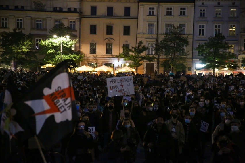 Kraków. "To jest wojna". Wielotysięczny tłum protestował na Rynku Głównym, następnie odbył się przemarsz [ZDJĘCIA] 