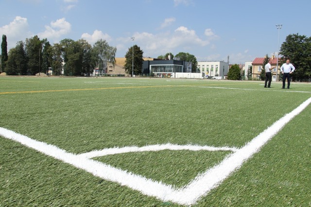 Boisko do piłki nożnej ze sztuczną murawą to tylko jeden z elementów modernizowanego stadionu