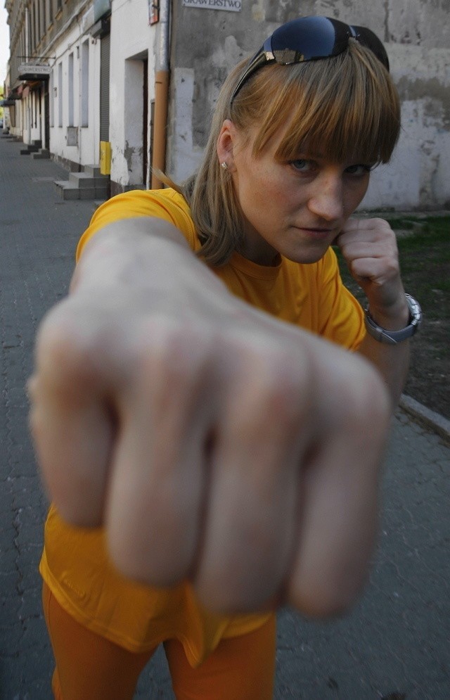 Mocne pięści mistrzyni boksu i kick-boxingu, Iwony Guzowskiej, robią wrażenie