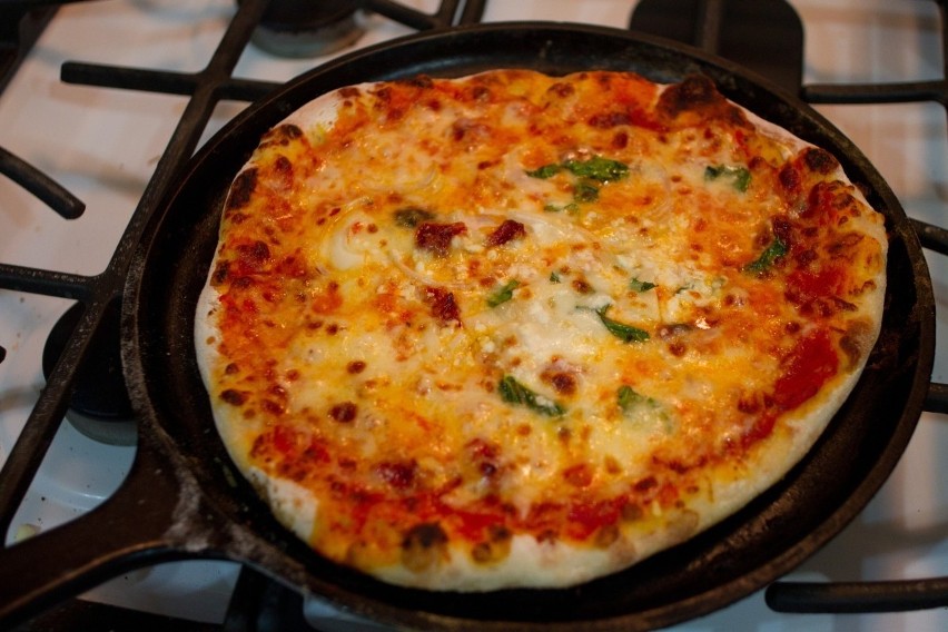 Urządzenie do wypieku domowej pizzy - na co zwrócić uwagę...