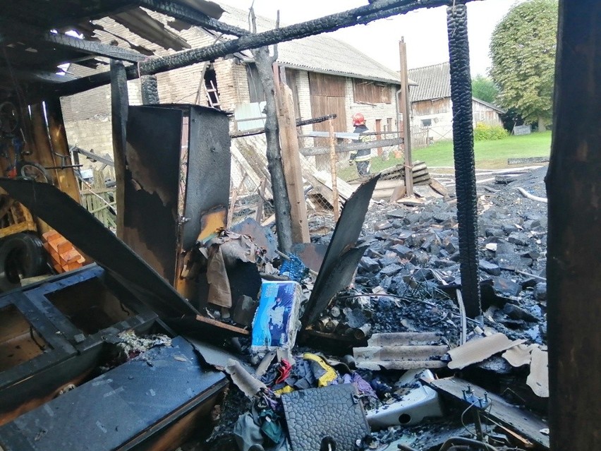 Falki, gmina Gnojno. Ogień całkowicie strawił drewniane budynki i wyposażenie garażu [ZDJĘCIA] 