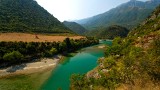 W Albanii powstał nowy, jedyny w Europie park narodowy dzikiej rzeki. Co oferuje turystom? Czy warto się tam wybrać?