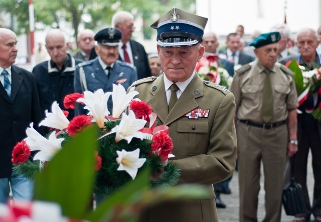Na zdjęciu podpułkownik Józef Dąbrowski z tarnobrzeskiego Koła Związku Żołnierzy Wojska Polskiego składa wiązankę kwiatów przy pomniku Poległych Żołnierzy na Cmentarzu Wojennym w Tarnobrzegu.