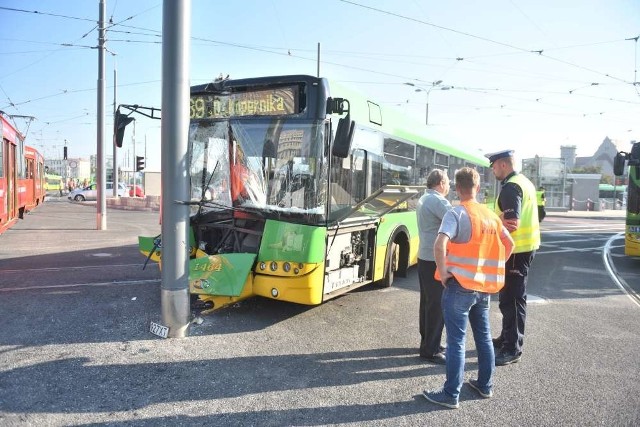 Autobus MPK wjechał w słup na Kaponierze w piątek (na zdjęciach). Podobne zdarzenie miało miejsce w poniedziałek rano