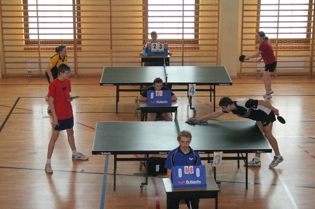 Młodzież rywalizuje w hali sportowej Zespołu Szkół nr 2 w Chełmnie