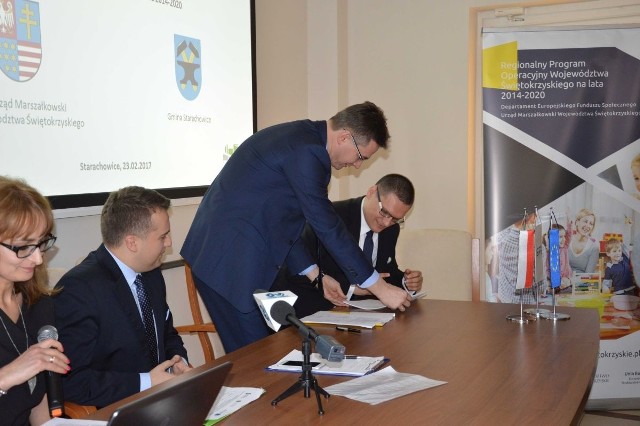 Umowę na utworzenie Starachowickiego Centrum Interwencji Kryzysowej podpisali Adam Jarubas, marszałek województwa i Marcin Agatowski, prezes Fundacji Możesz Więcej.