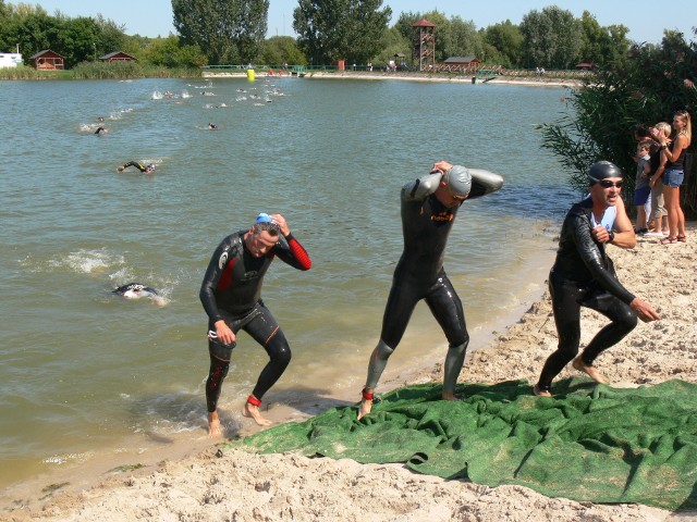 102 zawodników wystartowało w południe przy zalewie w Koprzywnicy, gdzie przepłynęli dystans 750 metrów