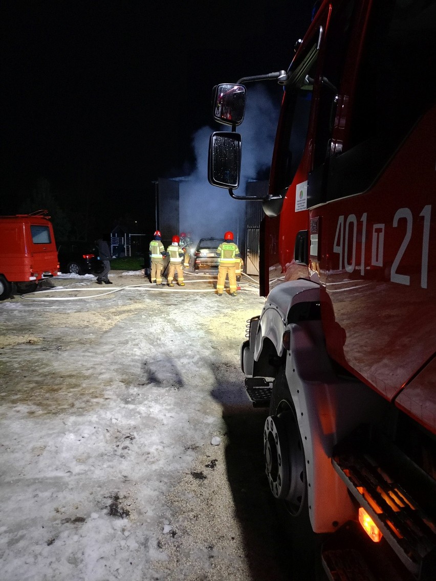 Trzy zastępy strażaków walczyło z pożarem BMW w Siesławicach w powiecie buskim. Zobacz zdjęcia