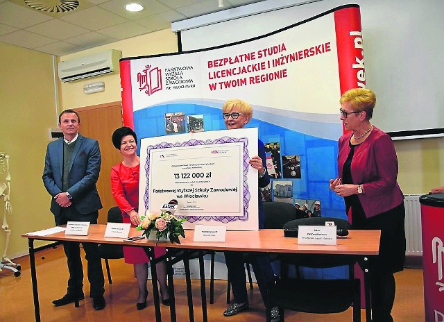 Posłanki Joanna Borowiak i Iwona Michałek przekazały na ręce rektor PWSZ dr Małgorzaty Legiędź- Gałuszki czek przyznany przez ministra nauki i szkolnictwa wyższego Jarosława Gowina.