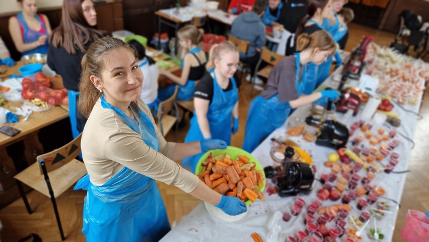 Uczniowie i nauczyciele przekonywali do zdrowej żywności.