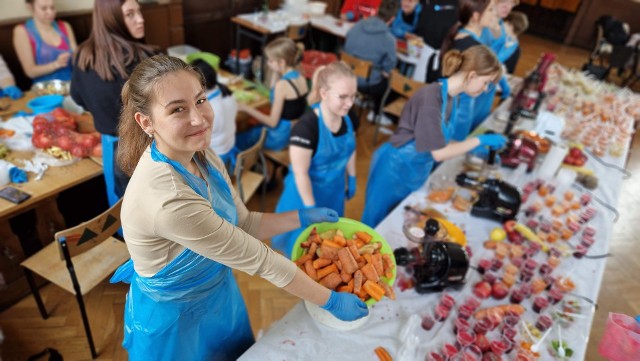 Uczniowie i nauczyciele przekonywali do zdrowej żywności.
