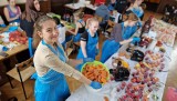 Soczysty dzień zdrowego jedzenia w Zespole Szkół Zawodowych im. Staszica w Opolu. Młodzież przekonywała do owoców i warzyw