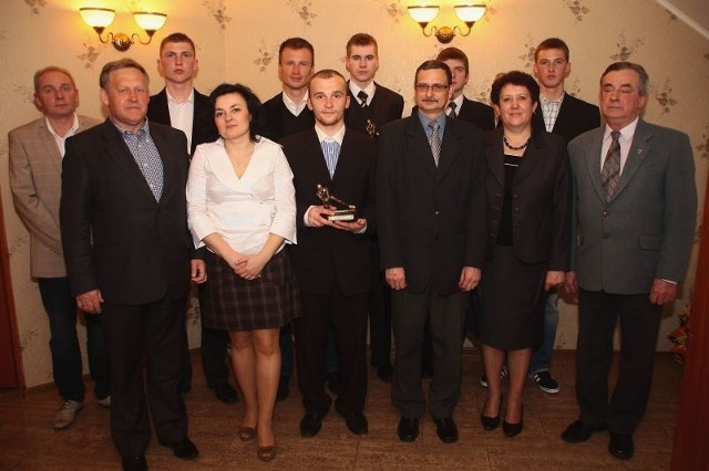 Uczestnicy spotkania w Kunowie, na którym podsumowano sportowy rok 2010/2011 w UKS &#8222;Lider&#8221;.