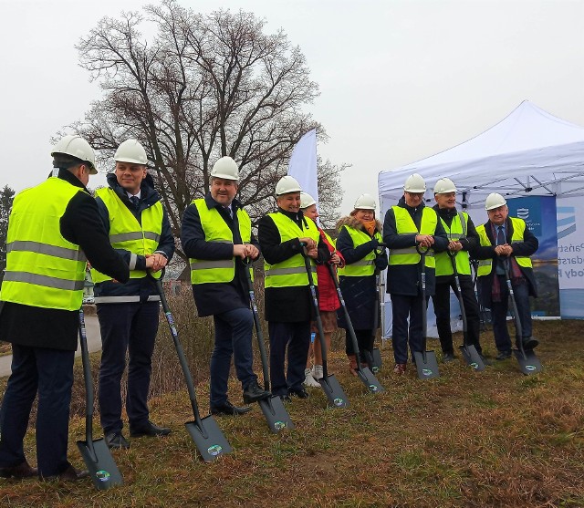 Symboliczne wbicie pierwszych łopat na miejscu inwestycji przebudowy i rozbudowy wałów przeciwpowodziowych na rzece San