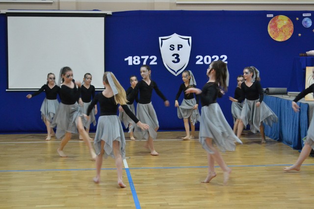 Szkoła Podstawowa nr 3 w Wieliczce świętuje jubileusz 150-lecia. Z tej okazji szkolna społeczność otrzymała nowy sztandar. Nie zabrakło prezentacji artystycznych w wykonaniu uczniów