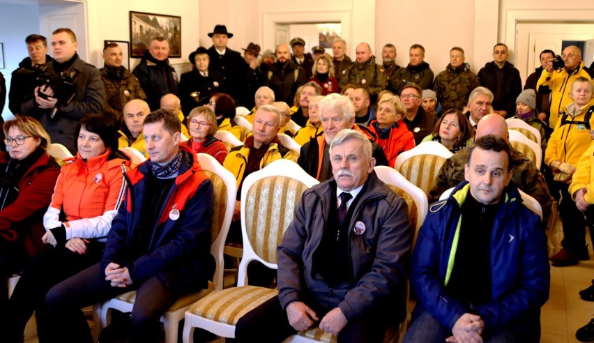 Wierne grono słuchaczy powstańczych historii.