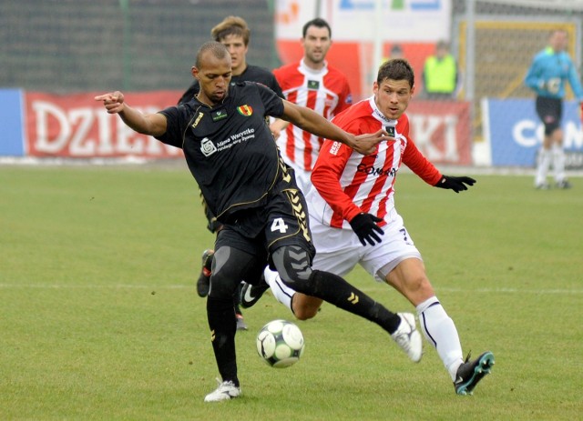 Hernani (z lewej) grał w Koronie Kielce. Zdjęcie z meczu z Cracovią, z prawej - Radosław Matusiak