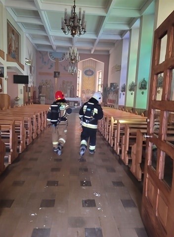 W akcji ratowniczej przy kościele w Borusowej uczestniczyło...
