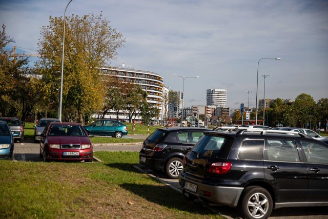 W sobotę 28 sierpnia około godz. 21 pewien łodzianin zaalarmował policjantów, że zaparkował samochód przy ul. Aleksandrowskiej i udał się  na zakupy do pobliskiego marketu, a gdy wrócił jego bmw było porysowane. Straty oszacowano na 12 tys. zł. Stróże prawa dotarli do świadka, który opisał sprawcę i wskazał kierunek, w którym się oddalił. Żądał pieniędzy za pilnowanie auta pod sklepemZdjęcia ilustracyjneCZYTAJ WIĘCEJ >>>>...