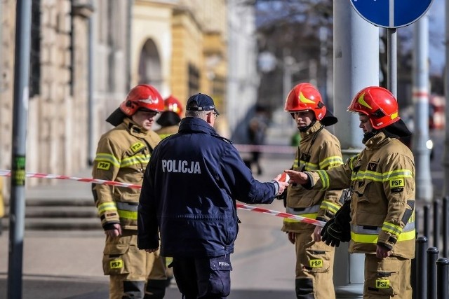 Policjanci sprawdzają budynki