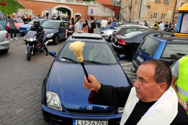 Tym razem tradycyjne święcenie pojazdów odbyło się na placu Zamkowym, a nie na Torze Lublin. Auta i motocykle poświęcił ks. Jan Kiełbasa.