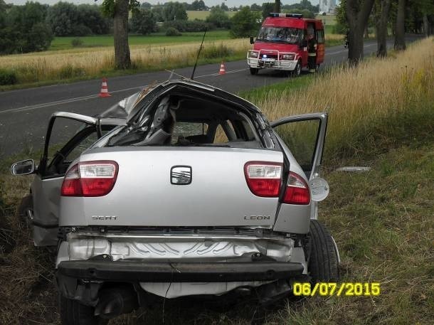 Tragiczny wypadek w Zakrzewie: Samochód uderzył w drzewo. Kierowca zginął na miejscu [ZDJĘCIA]