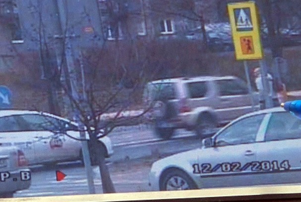 Kobieta kierująca suzuki wyminęła pojazd, który zatrzymał się przed pasami, aby puścić pieszego.