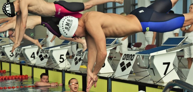 Pływanie. Arena Grand Prix Puchar Polski w Oświęcimiu. Na starcie zawodnicy miejscowej Unii; Dawid Danikiewicz (na pierwszym planie) i Oskar Blachura (w tyle)