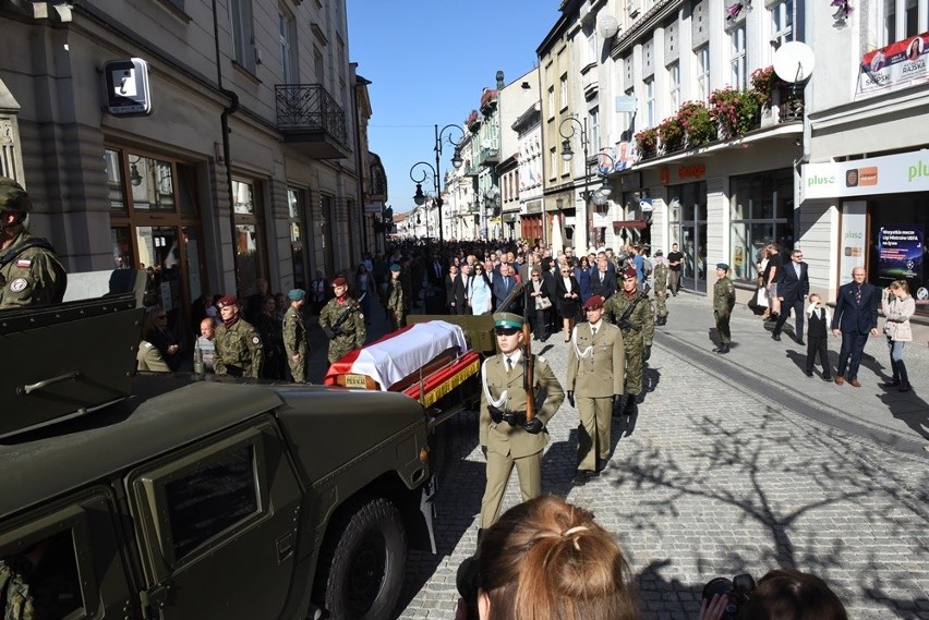 Nowy Sącz. Tłumy sądeczan na powtórnym pochówku gen. Bronisława Pierackiego