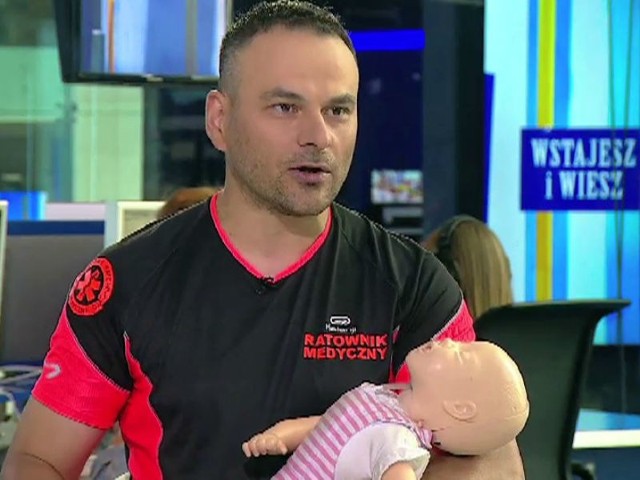 Marcin Borkowski zademonstrował, w jaki sposób udzielić pierwszej pomocy dziecku, które straciło przytomność, na przykład właśnie wskutek przegrzania.
