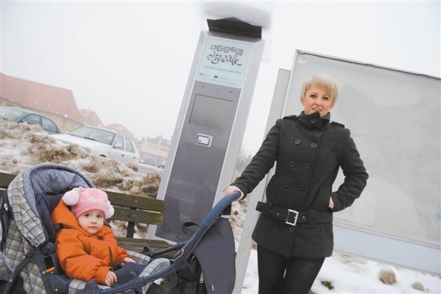 - Taka nowoczesna promocja miasta to bardzo dobry pomysł - uważa Beata Michorczyk, którą spotkaliśmy obok terminala przy dworcu PKP. (fot. Daniel Polak)