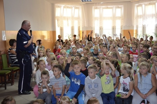 Podczas prelekcji dzieci z powiatu szydłowieckiego słuchają porad policjantów, zadają też wiele pytań.