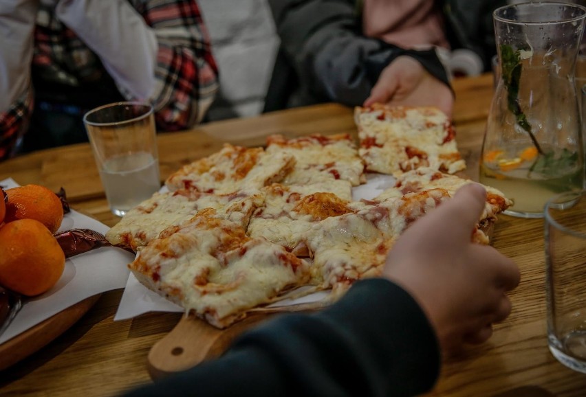 Akcja "Zostań Św. Mikołajem" z naszemiasto.pl. Mikołaj zaprosił dzieci na pizzę [zdjęcia]