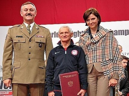 Zygmunt Smalcerz w czasie ceremonii otwarcia MŚ we Wrocławiu, kiedy został awansowany na stopień pułkownika. Obok ministra sportu Joanna Mucha.