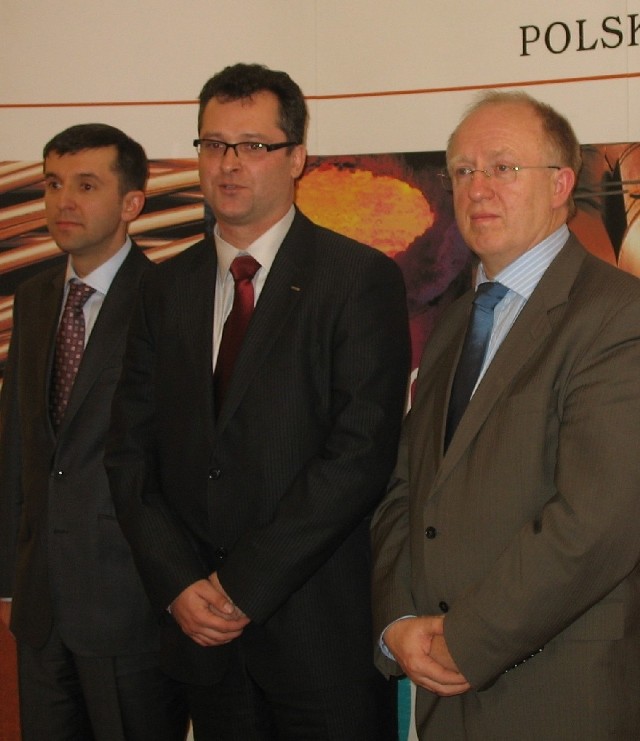 Prezes Mirosław Krutin (w środku) ocalił głowę - rada nadzorcza go nie odwołała . Razem z nim zostali dwaj wiceprezesi: Herbert Wirth i Maciej Tybura.