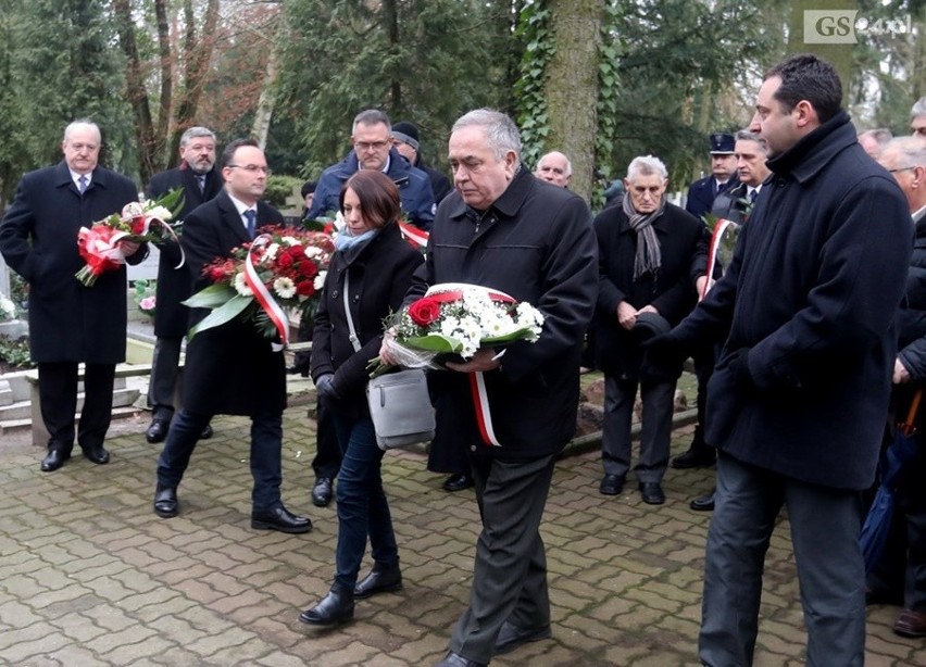 W Szczecinie złożono kwiaty na grobach Ofiar Grudnia 1970 [ZDJĘCIA, WIDEO]