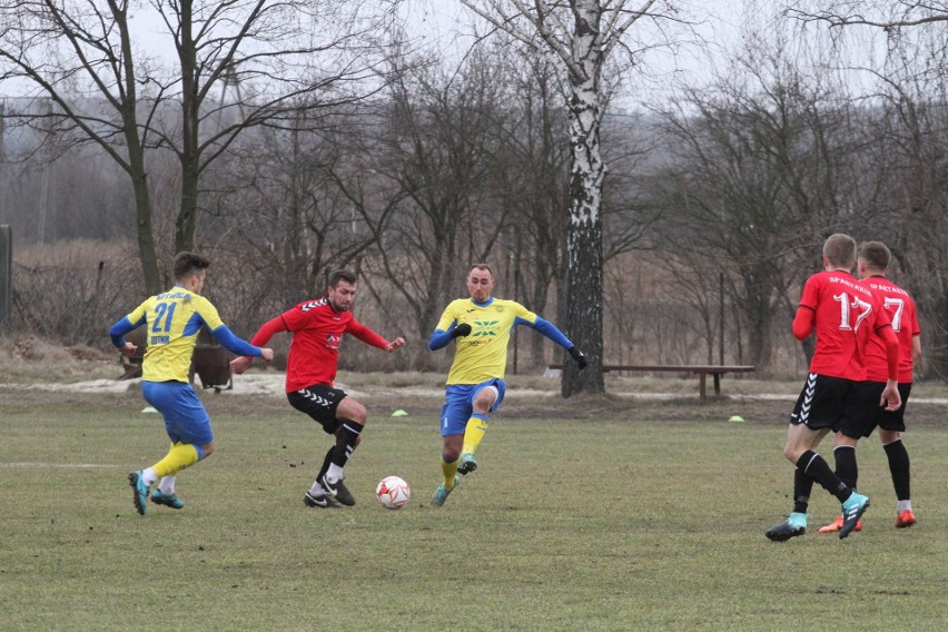 Trzecia liga. Ciekawy mecz w Daleszycach. Spartakus przegrał z Hutnikiem Kraków 0:1 [DUŻO ZDJĘĆ, WIDEO]