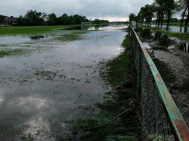 Stadion Sokoła Kolbuszowa Dolna - woda już nieco opadła, ale na boisku pozostała nie tylko woda.