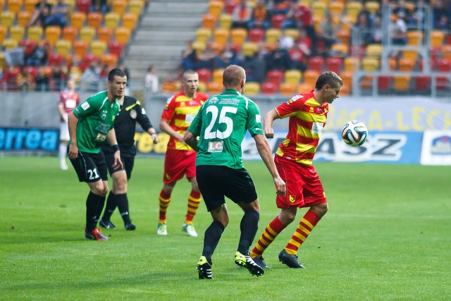 Patryk Tuszyński (z prawej) w sparingu z Górnikiem Łęczna nie trafił do siatki, ale liczy, że ta sztuka uda mu się w sobotnim meczu o punkty z Lechią Gdańsk