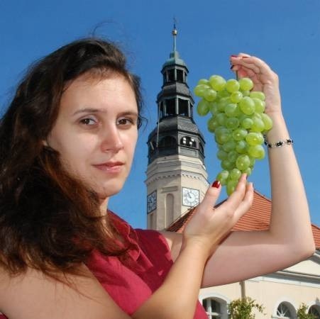 Beata Beling. Absolwentka Akademii Teatralnej w Białymstoku, aktorka Lubuskiego Teatru. Mąż Artur - wolny strzelec, synek Alek (3,5 roku). Widowisko "Zielona Góra jest kobietą...&#8221; odbędzie się w przyszłą sobotę, 13 września, o 22.00 na placu przed Centrum Biznesu. 