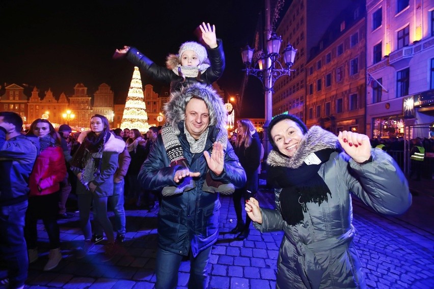 Sylwester 2017 na wrocławskim Rynku. Tak wrocławianie przywitali Nowy Rok [MNÓSTWO ZDJĘĆ]