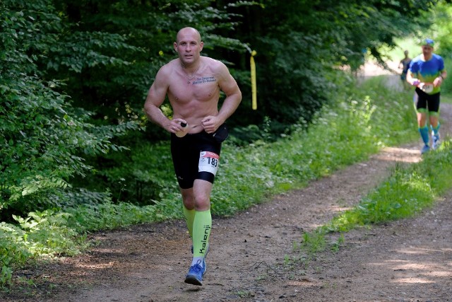 Ponad 200 osób wystartowało w trzeciej edycji Ultramaratonu Wyszehradzkiego w Przemyślu. To rekord frekwencji! Biegacze mieli do wyboru dwa dystanse: 55 km i 21 km. Swoje „pięć minut” miały także dzieci, dla których przygotowano bieg na 200 i 500 m. Wydarzenie zorganizował Przemyski Klub Biegacza. ZOBACZ TEŻ: 22-letniego siatkarza po raz drugi zaatakował nowotwór. Potrzebna pilna pomoc!        