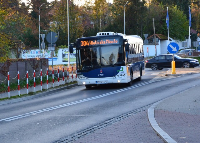 Linia 304 (Wieliczka - Dworzec Główny Zachód) jest najbardziej obleganym połączeniem w aglomeracji i Krakowie. Autobus pęka w szwach w zasadzie o każdej porze dnia, ale przejazdy na tej trasie taboru przegubowego wciąż pozostają tylko życzeniem pasażerów