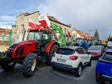 Rolnicy ciągnikami zjechali na konwencję PiS w Lesznie. Zablokowali cały parking. Domagali się rozmów z Mariuszem Błaszczakiem