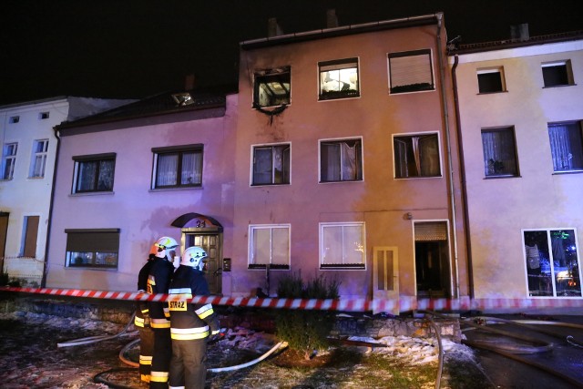 Dziewięć zastępów straży pożarnej gasiło pożar, który wybuchł około 22.00 w mieszkaniu na poddaszu budynku przy pl. gen. Zawadzkiego w Prószkowie.