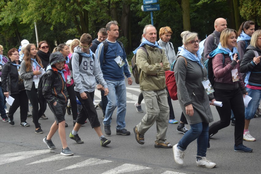 Zawierciańska Piesza Pielgrzymka idzie na Jasną Górę ZDJĘCIA