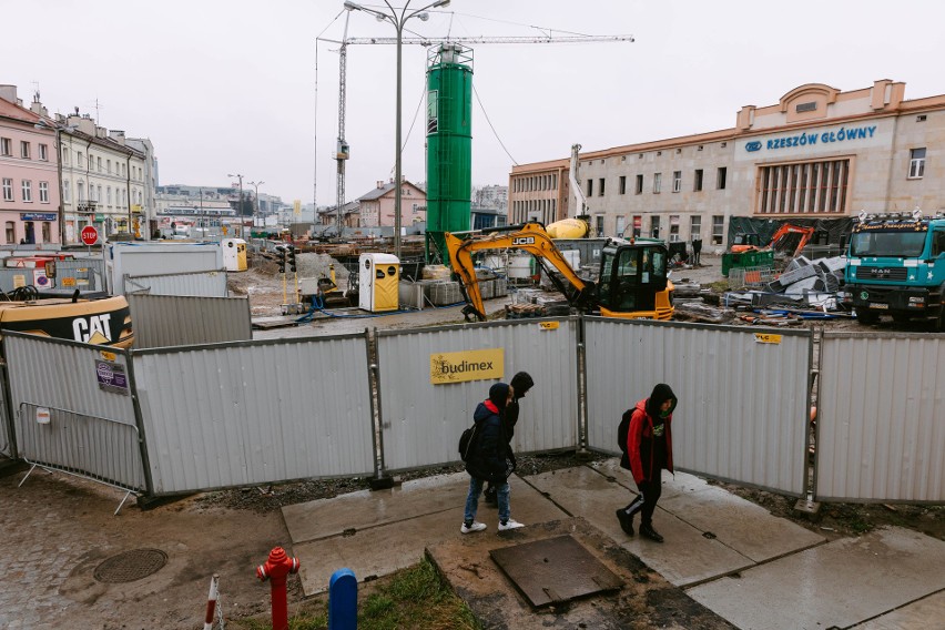 Budowa Rzeszowskiego Centrum Komunikacyjnego jest aktualnie...